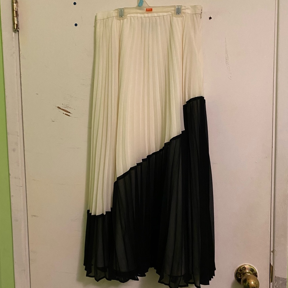 Banana Republic black & white skirt